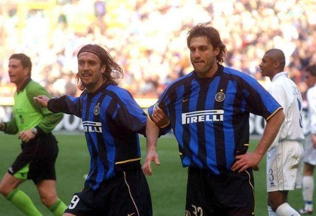 你是哪边的？本菲卡门将特鲁宾扑点后被队友阿劳若补射进球