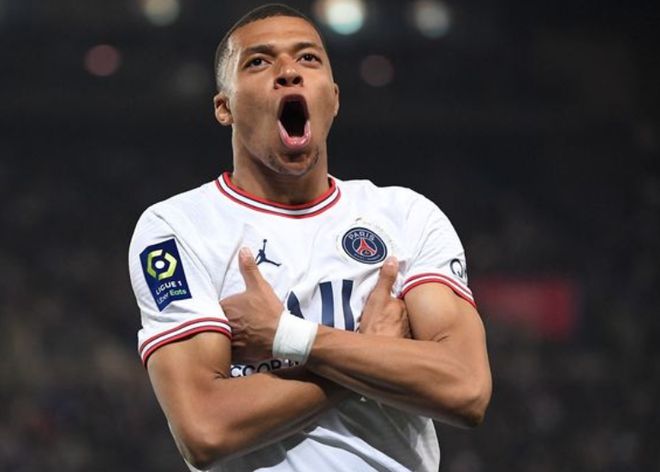 足球中超新外援亮相，身体对抗惊人（中超新外援首秀，身体对抗震撼全场）