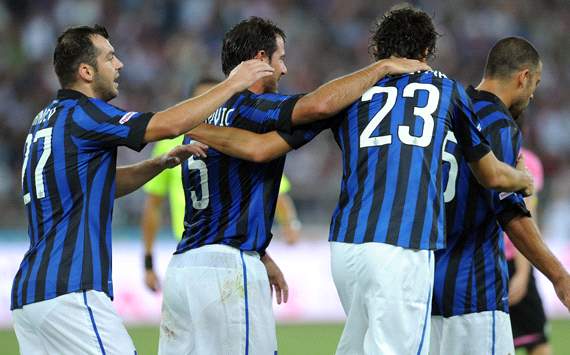 前队友揭秘科比打人事件：讨债100美元突然出拳 发语音道歉哭了（前队友称科比因追讨100美元突然出拳，随后语音道歉并落泪）