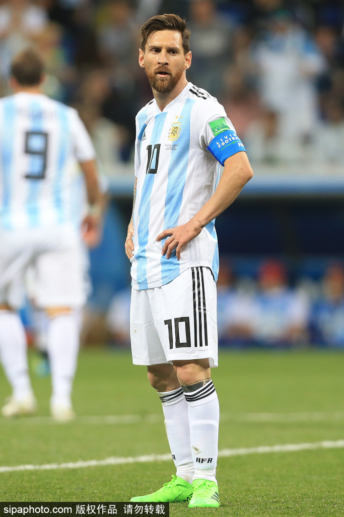 德甲半场：努萨禁区内倒地未判，门兴0-0莱比锡（德甲半场战报：努萨禁区内倒地未判罚，门兴暂0-0莱比锡）