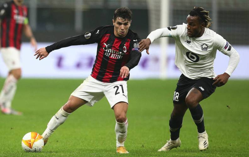 为什么球员在关键失误后会习惯性整理帽子来重置心理状态