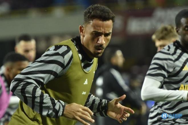 步行者官方：我们已与马修斯完成签约，裁掉罗宾逊·厄尔（步行者官宣签约马修斯并裁掉罗宾逊·厄尔）